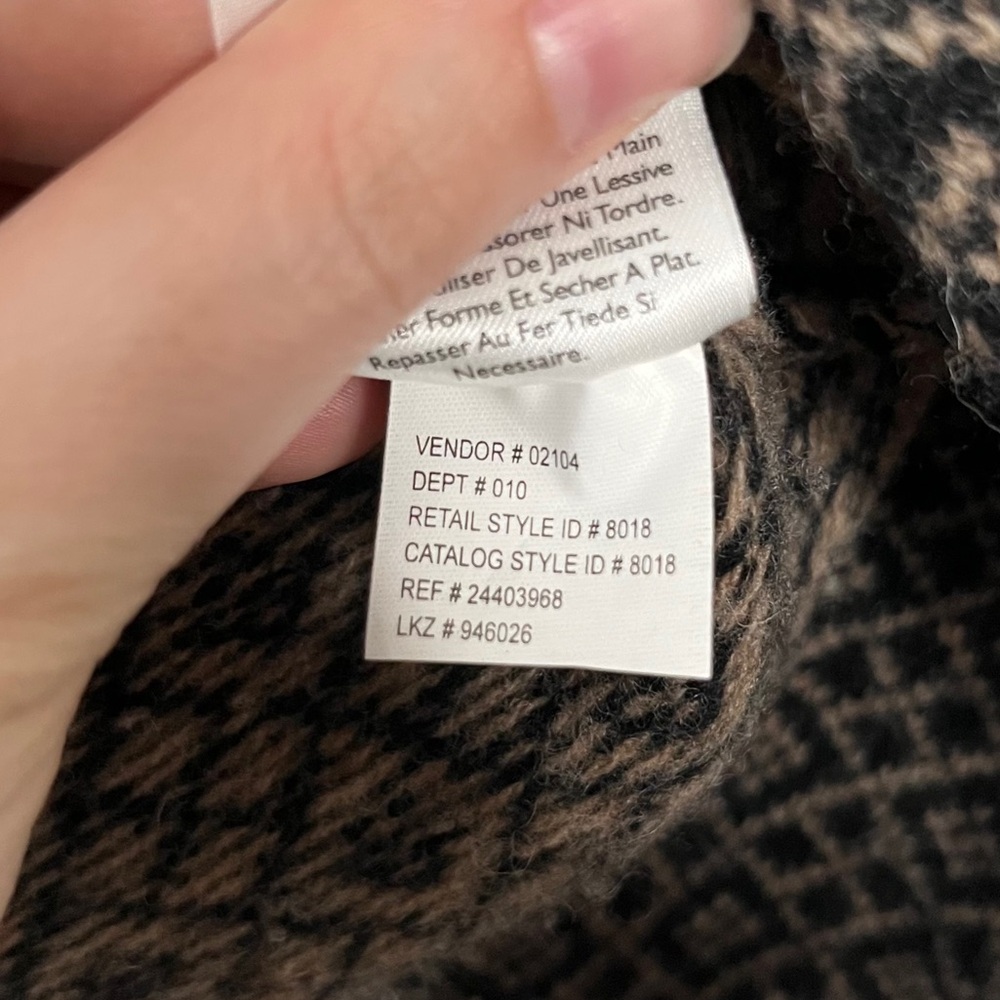 Eddie Bauer Women's Black and Cream Sweater - Picture 6 of 7